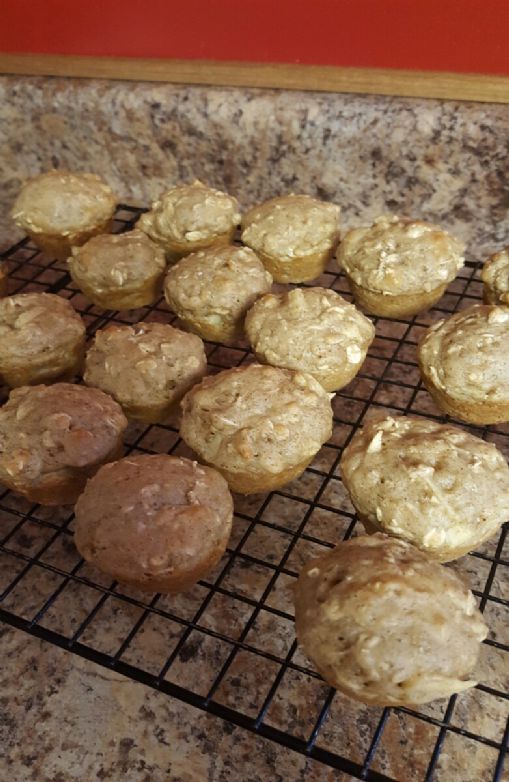 Skinny Apple Oatmeal muffins