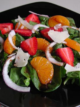 Spinach salad with strawberries, mandarin oranges and feta
