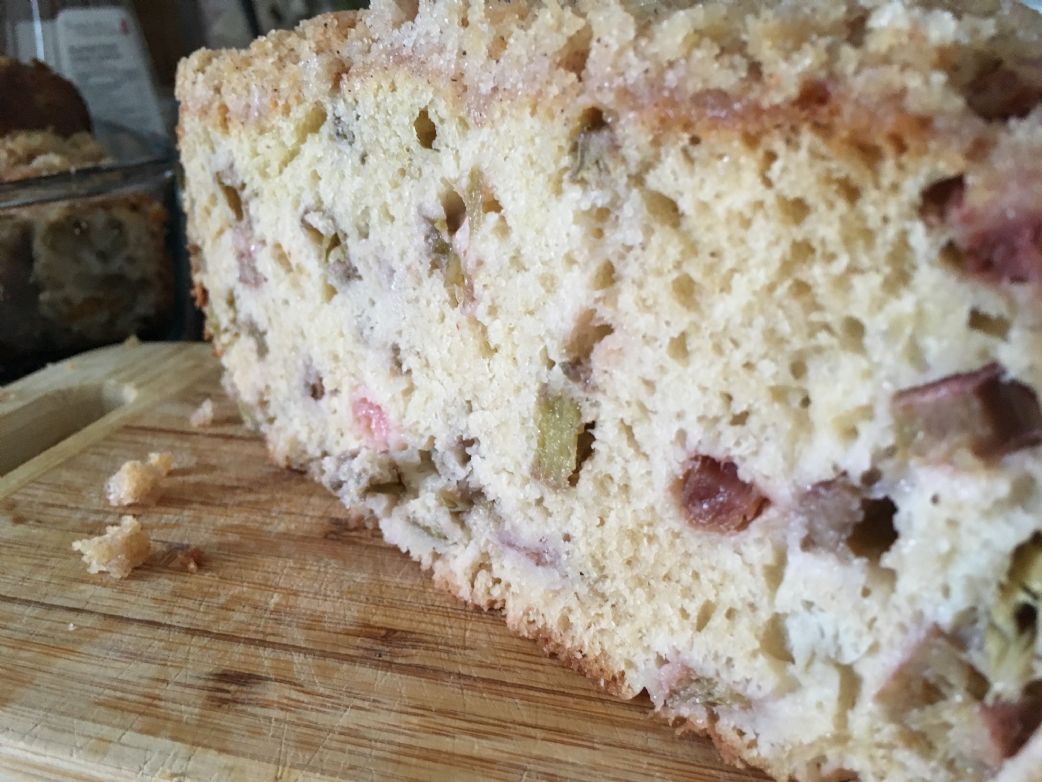 Rhubarb cake with streusel.