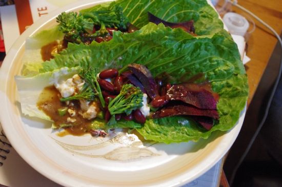 Lettuce Wrap w. Cottage Cheese and Kidney Beans