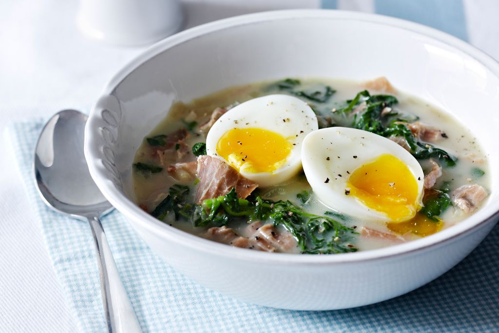 Spinach soup with egg and ham