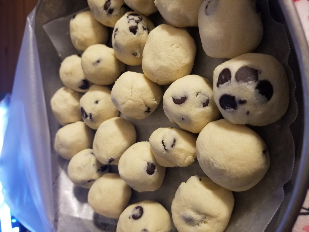 hat_wright KETO choc chip cookie dough fat bombs