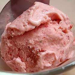 Fresh Strawberry Ice Cream (Homemade)
