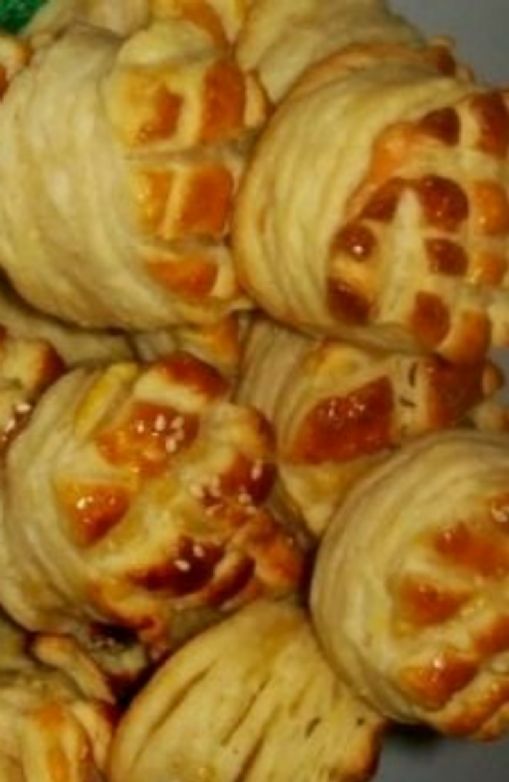 Sajtos Pog?csa - Hungarian Cheesy Yeast Biscuits