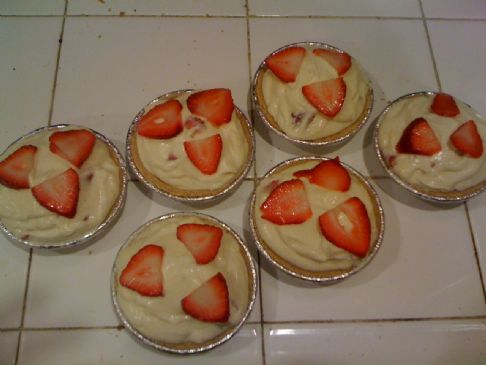 Jello Vanilla Pudding Mini Pies w/Fresh Strawberries