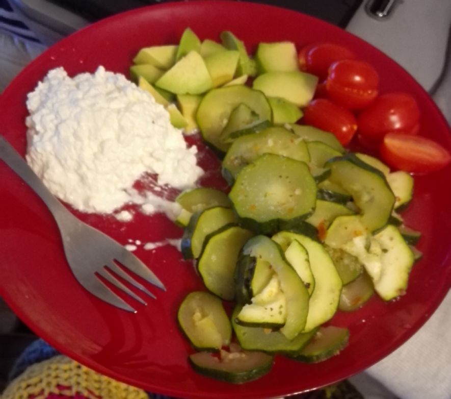 Cooked Courgette + avocado, cottage cheese, cherry tomato