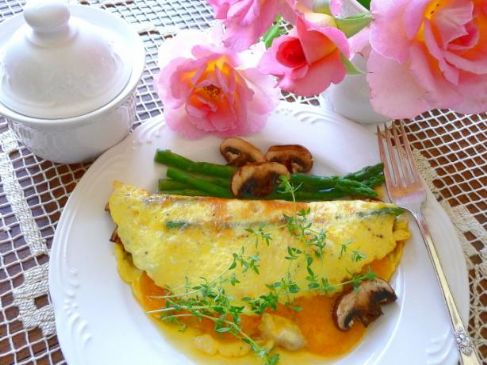 Omelet with fresh spinach, mushrooms and goat cheese
