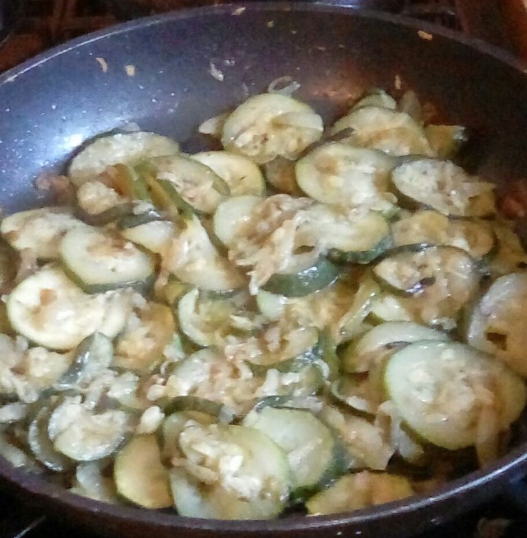 Courgette and onion with pesto