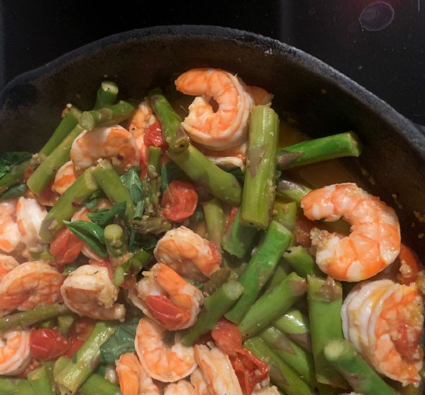 Spicy basil shrimp with tomatoes and asparagus