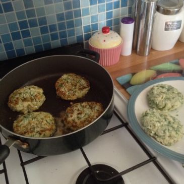 Low-carb 'burger sized' fishcakes (3 net carbs per serve)