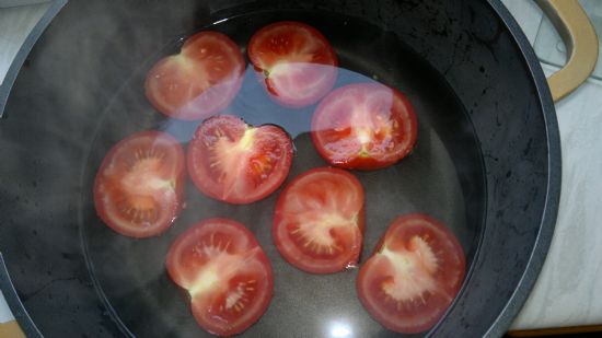 Low calorie baked pepper-tomato salad with coriander