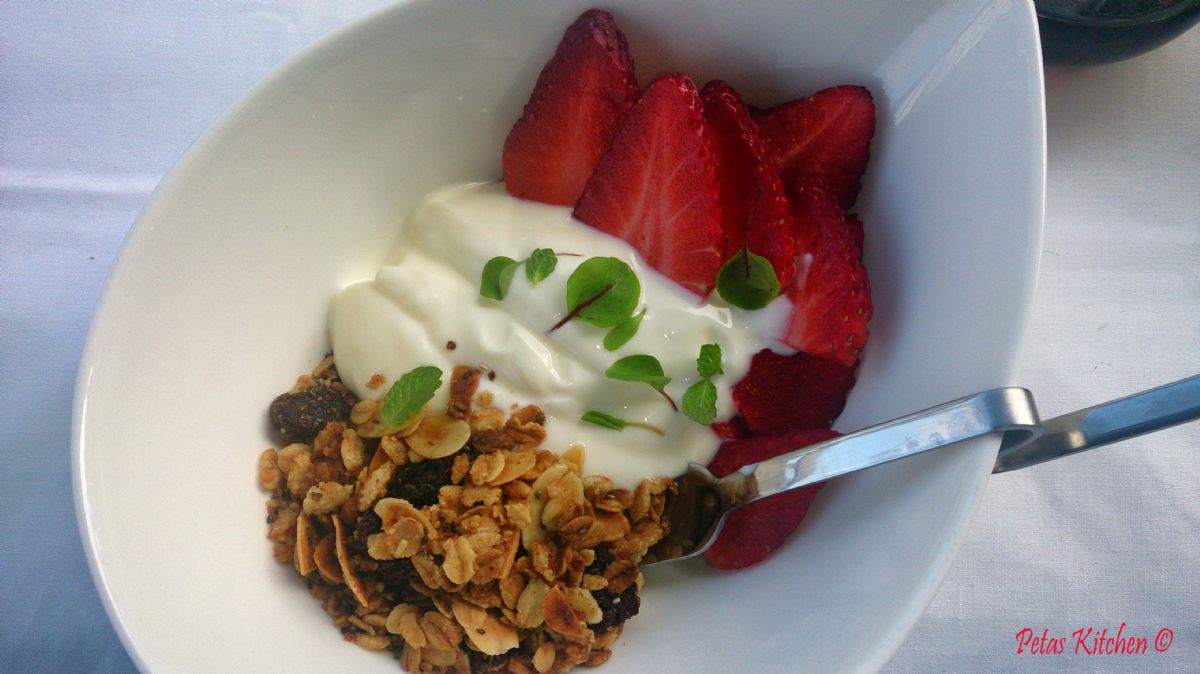 Basic Granola for Yoghurt and Fruit