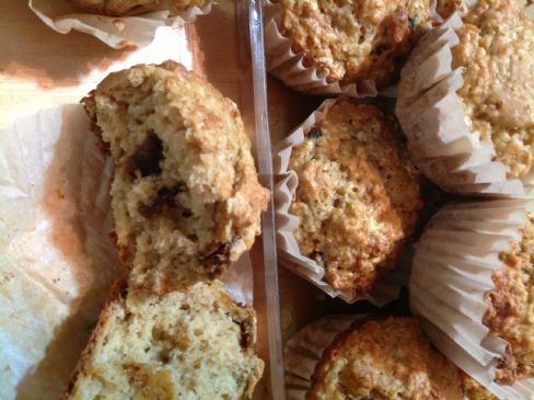 Oat muffins with dates and wheat germ