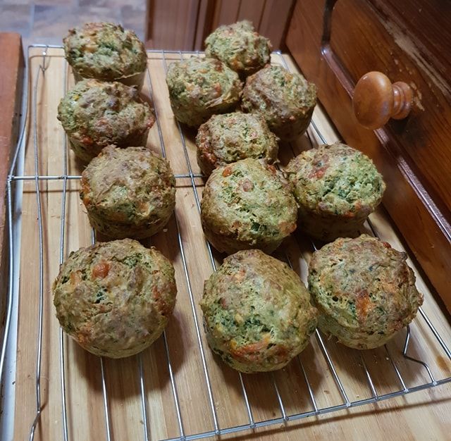 Super green hummus muffins