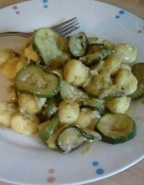 Basic gnocchi with pesto sauce