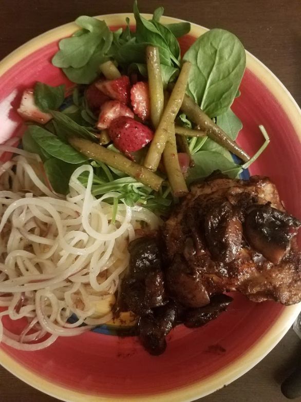 Whole30 compliant Sauteed Chicken thighs with Balsamic Vinegar and mushrooms