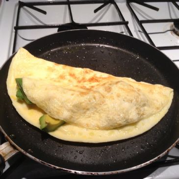 Avocado omelette (2.9 net carbs)