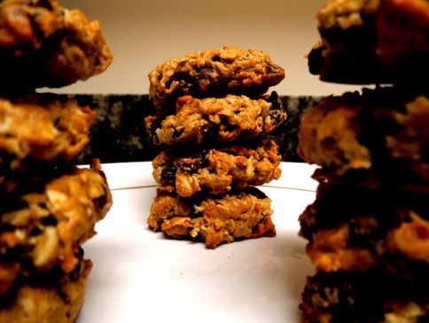 Dark chocolate-raisin-oat cookies