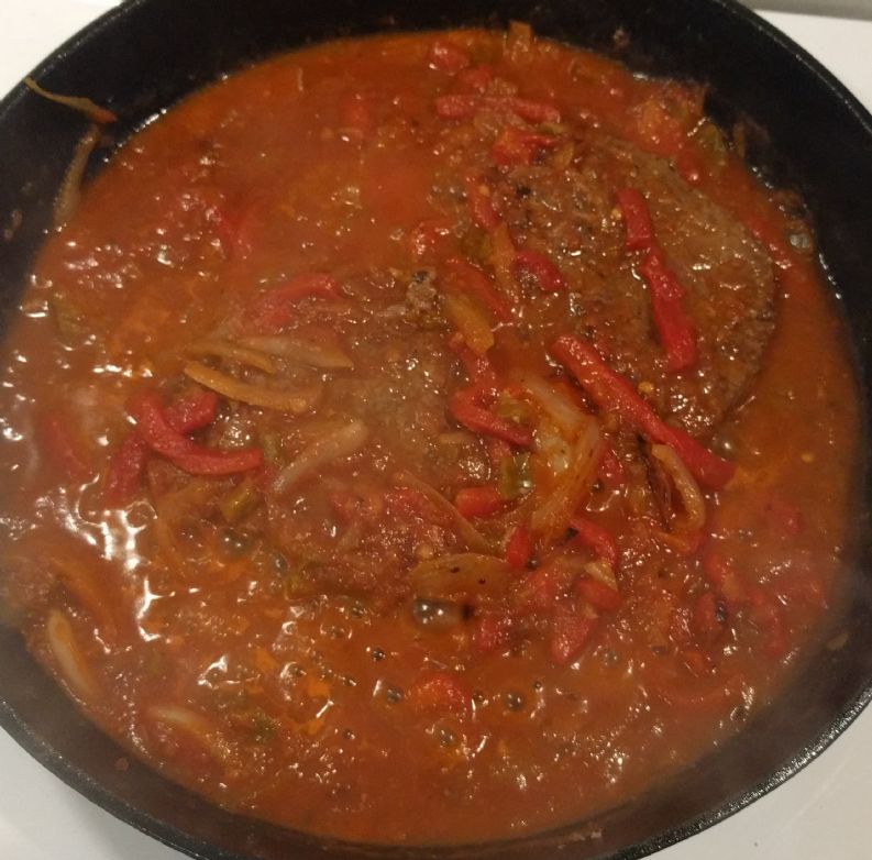 tomato and pepper smothered cube steak