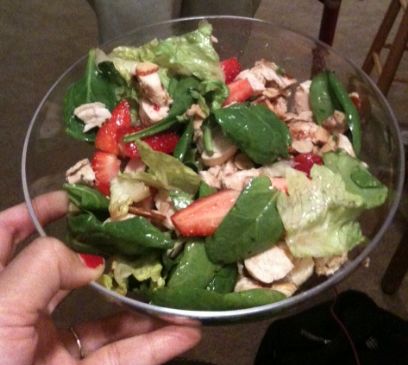 spinach salad with strawberries, chicken, and almonds