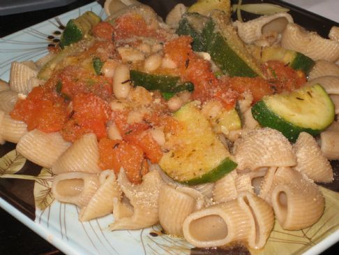Pasta with roma tomatoes, zucchini, and white beans