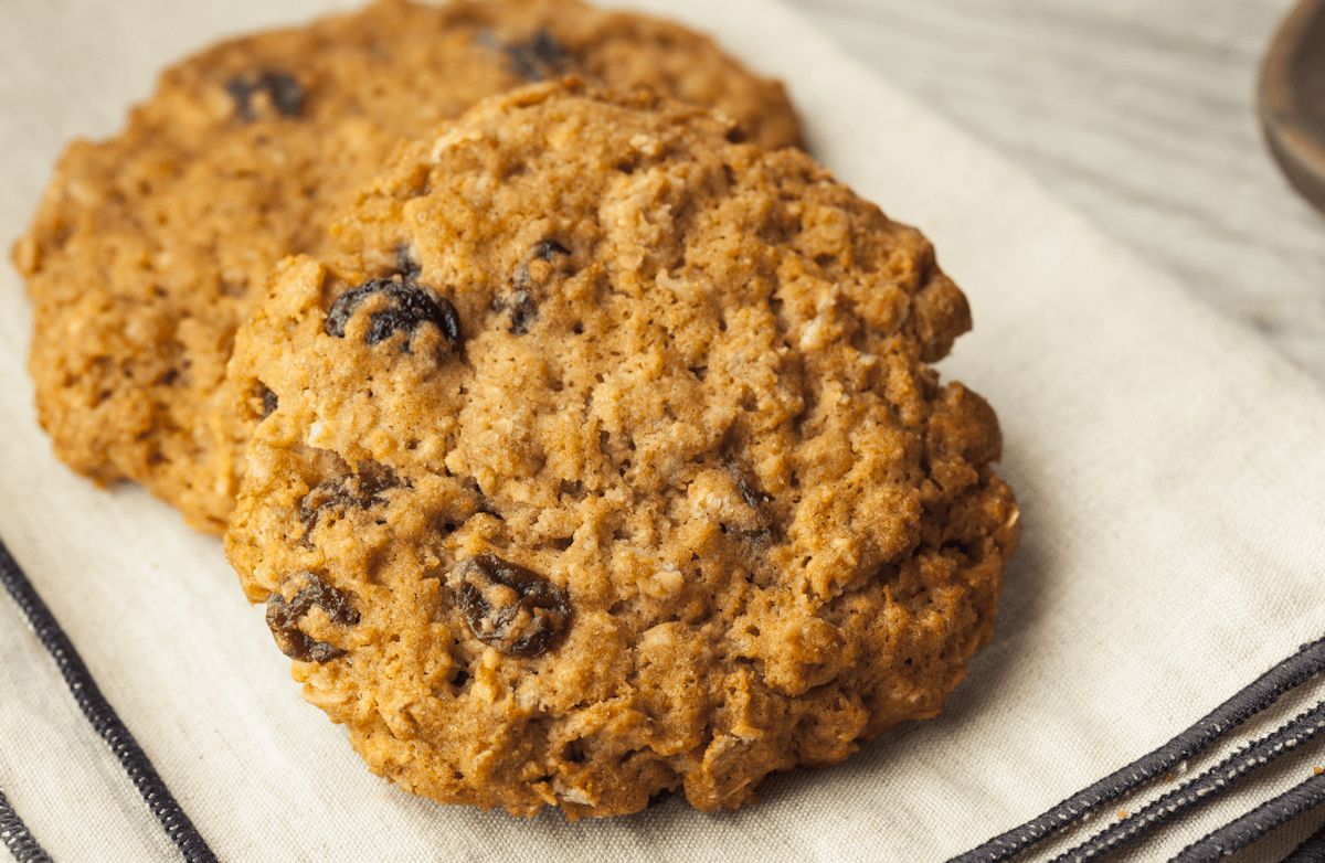 Very Low-Fat, Low-Calorie Oatmeal Raisin Cookies