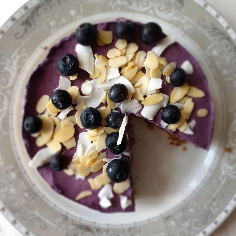 Raw Vegan Cheese Cake Mi with bluberries, cashews and almonds