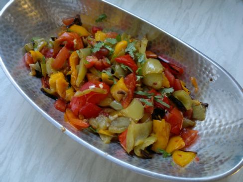 Low calorie baked pepper-tomato salad with coriander