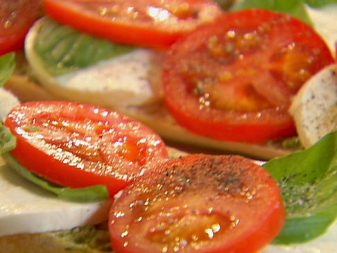 Classic Caprese Pizza!