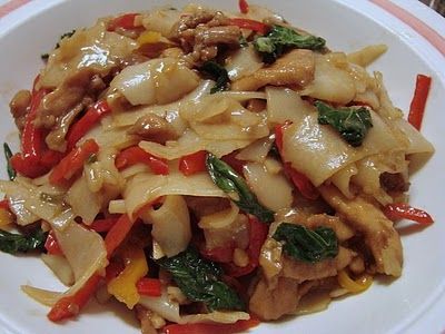 Pad Kee Mao Gai (Drunken Noodles w/Chicken)