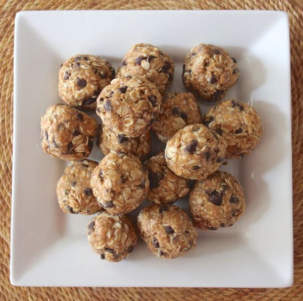 4 Ingredient PEANUT BUTTER ENERGY BALLS