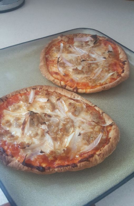 Pita pizzas with turkey sausage