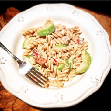 Creamy, spicy whole wheat pasta with bacon and zucchini