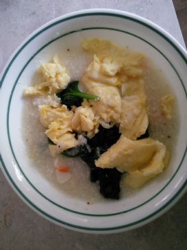 Grits with eggs and spinach