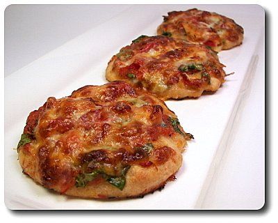 Mini Pizzas with Spinach, Peppers and Prosciutto