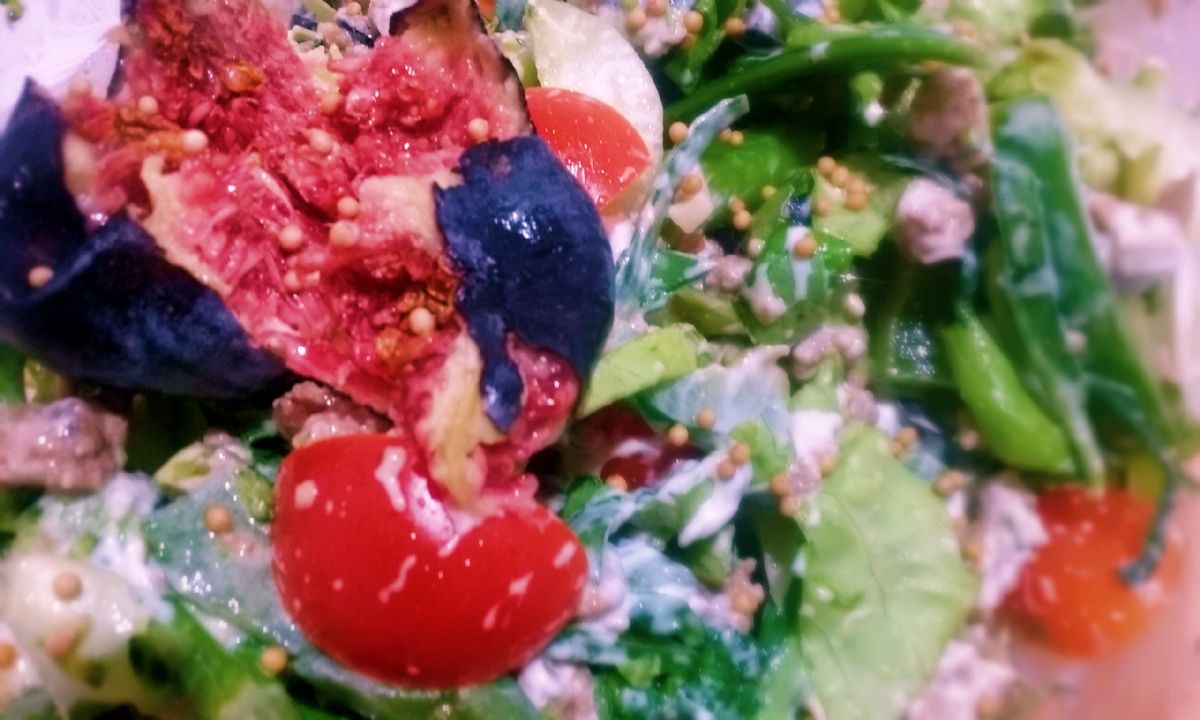 Quorn mince salad with nuts and greens, topped with skyr and olive oil dressing