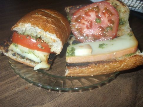 Smoked Mozzarella and tomato-pesto sandwich