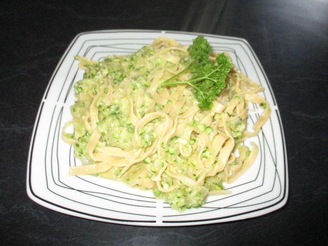 Courgette (zucchini) chili and garlic pasta