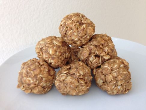 No Cook, 4 Ingredient Oatmeal Peanut Butter Protein Balls
