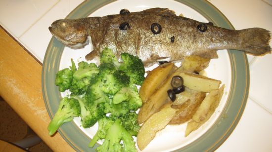 Whole trout with potatoes and olives