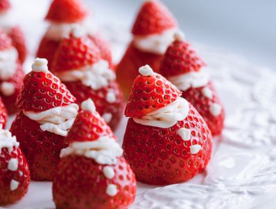 Santa Strawberries (Cream Cheese-Stuffed Strawberry Bites)