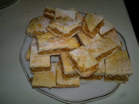 Hungarian Apple Pie - Alm?s lep?ny at Magdi n?ni (1serving=1square=1x1inch=55kcal)