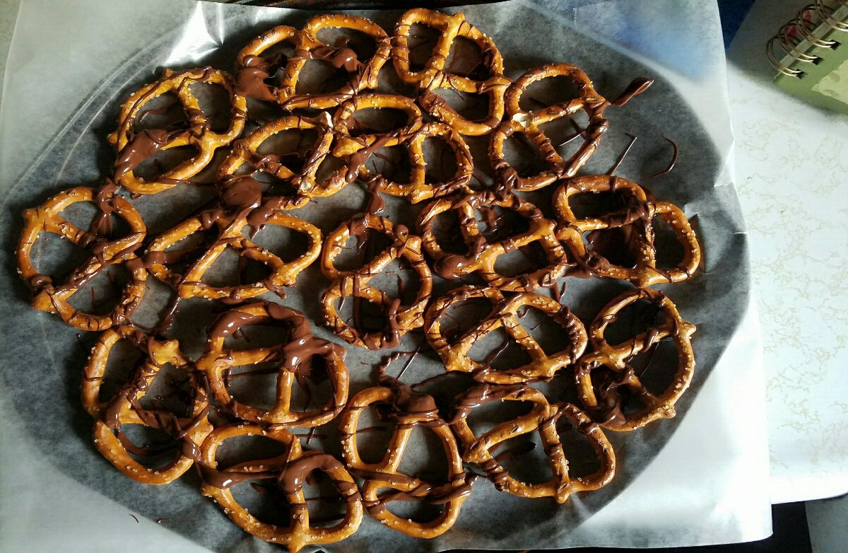 Dark chocolate pretzels