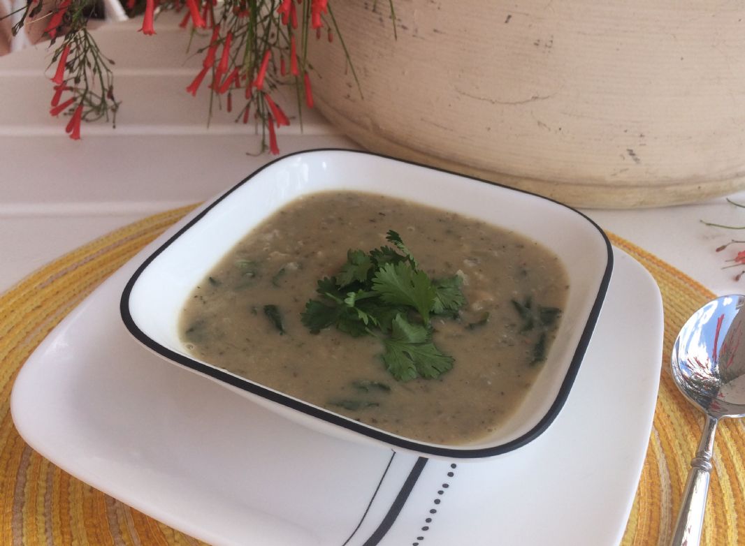 White Bean and Spinach Soup with Roasted Garlic