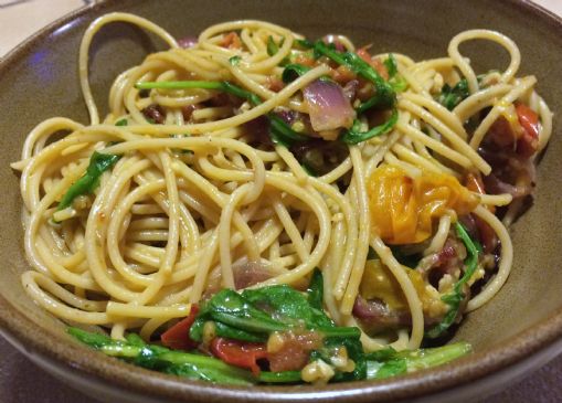 tomato onion arugula bacon spaghetti