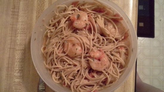 Shrimp linguine with tomatoes and parsley in wine sauce
